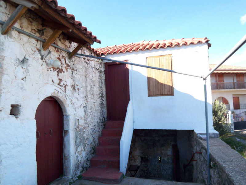 Historic residential building for renovation in Mani - So155