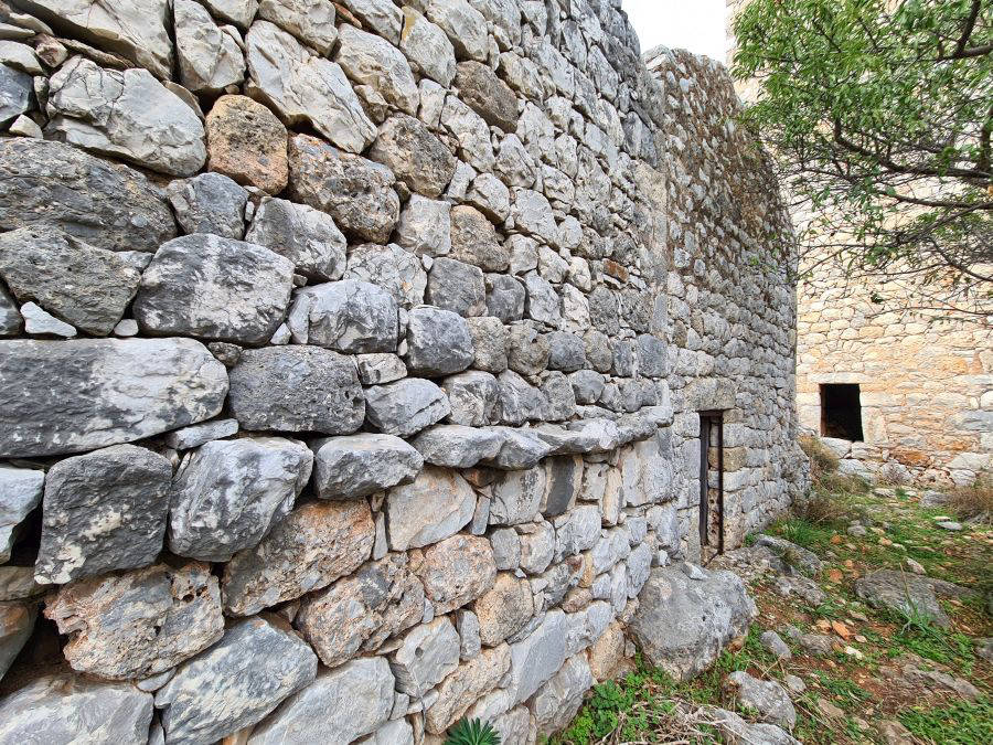Old stone house for renovation in Mani - SoAGG684
