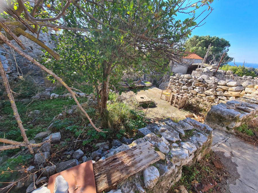 Old stone house for Building complex for renovation in Mani - SoARP675in Mani SoXi614