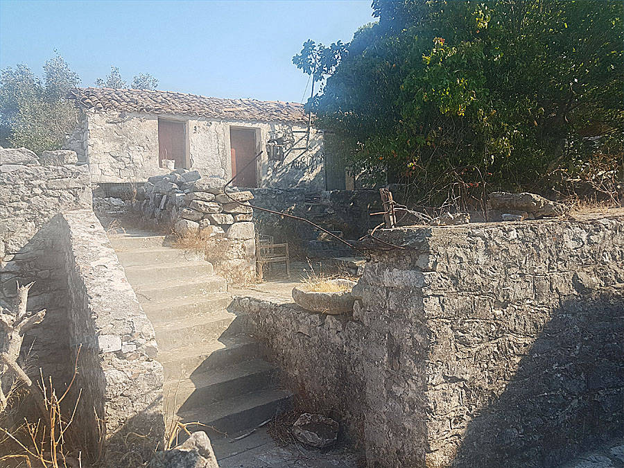 Building complex for renovation in Mani - SoARP675