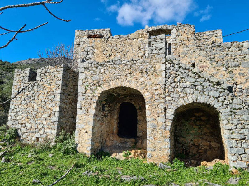 Ruin of a traditional tower house for renovation in Mani - SoPY676