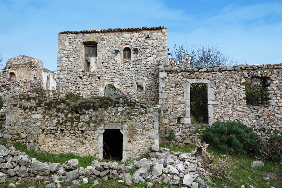 Ruin of a village residence in mani SoXi614