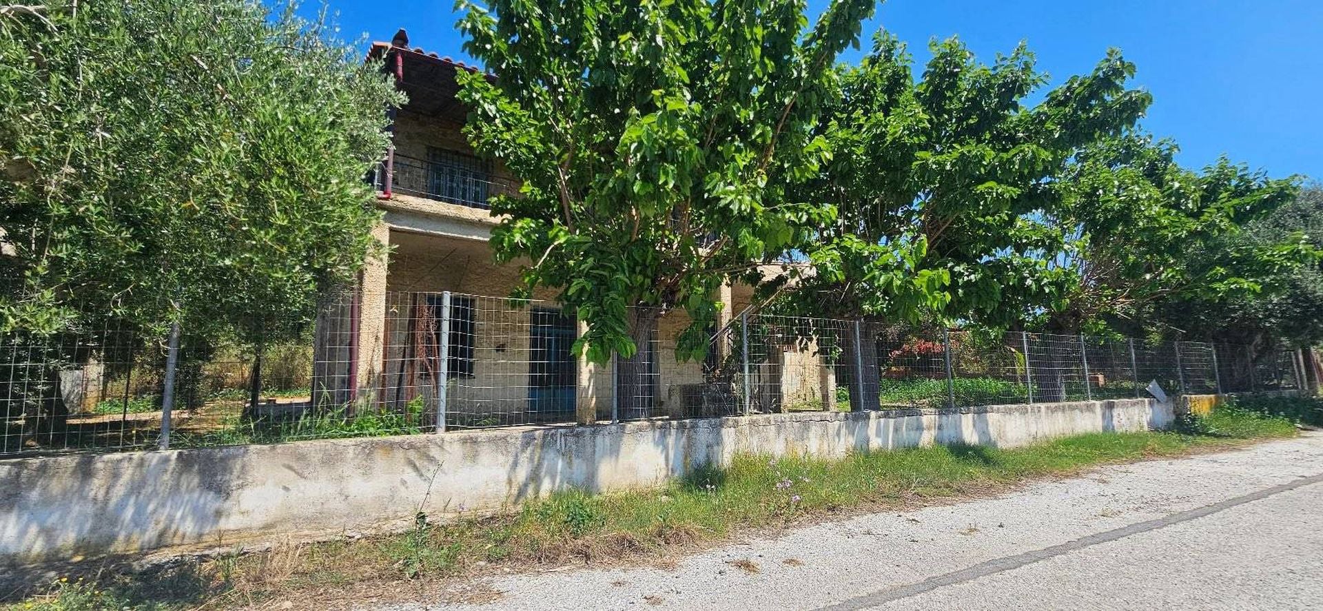 Two storey country home in need of renovation near Gythio - HaPETR799