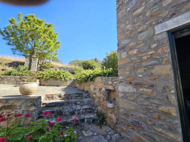 The semi-renovated house an the garden 
