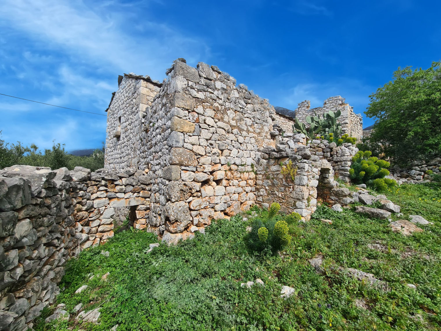 Historic residencial building for restauration in Mani - SoAGG720