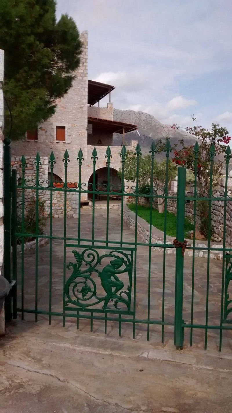 Sea front stone house in Mani - ViKO778