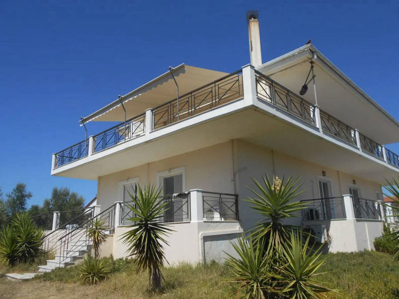 Villa with outbuildings on a 3.5 ha plot adjoining at the beach - HaMav469