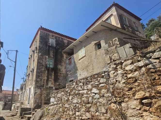 Παλιά οικία για ανακαίνιση με θέα θάλασσα  - SoGyAk773