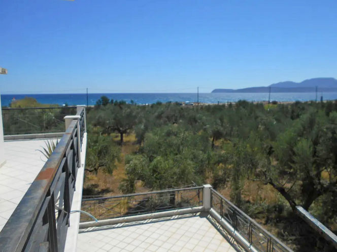 Παραθαλάσσια έκταση με βίλα και οικία - ViMav469